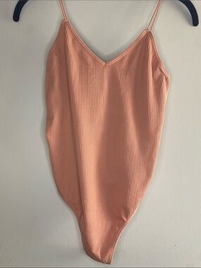 🪅10 for $30🪅 Colsie Peach Ribbed V-Neck Spaghetti Strap thong Bodysuit - size M